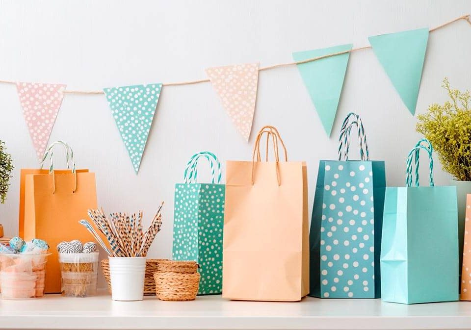 como decorar sacolas de papel